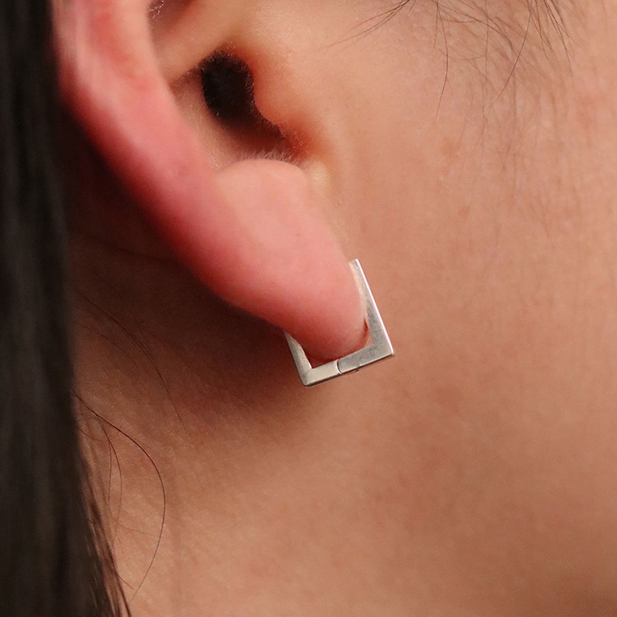 Block Square Huggie earrings-3