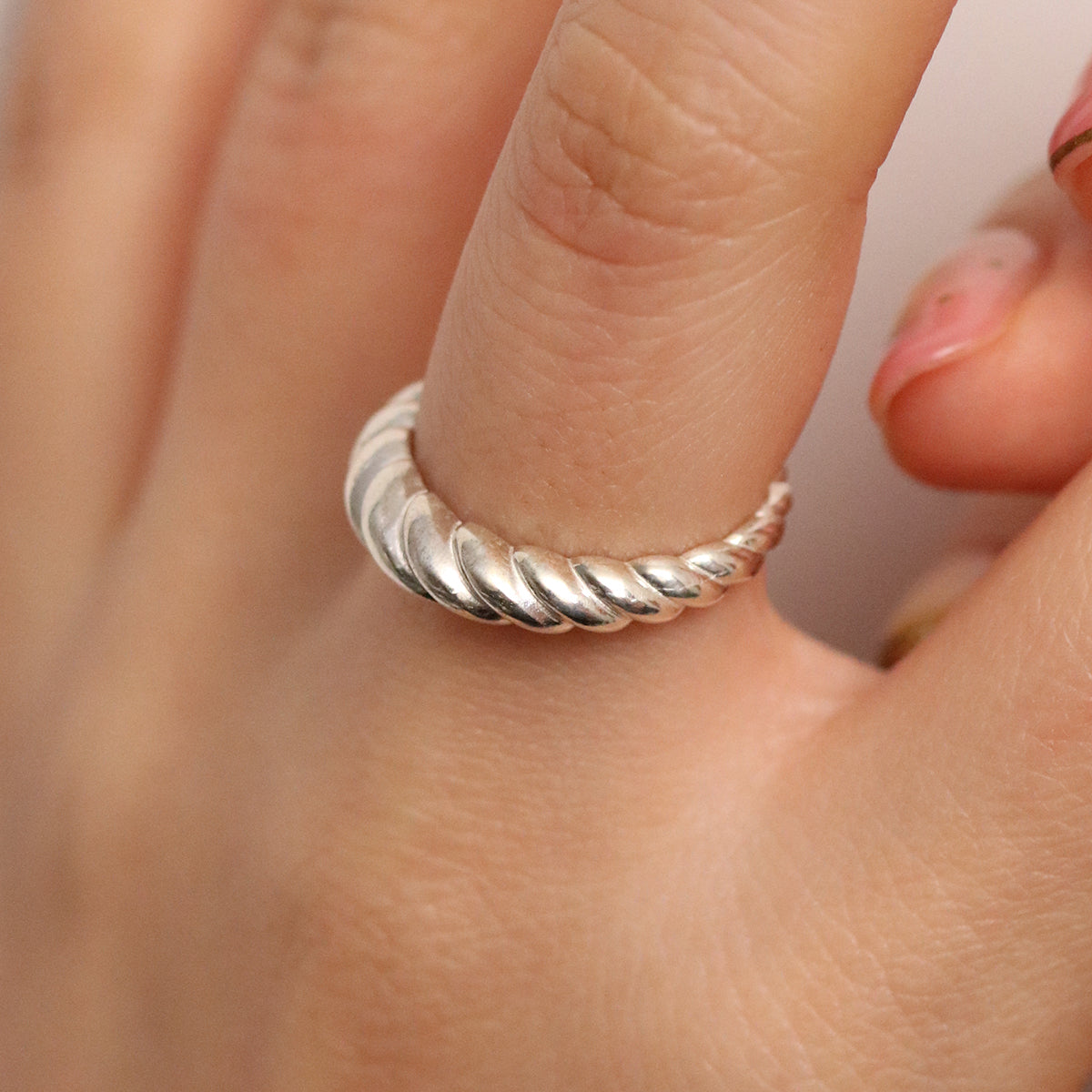 Oval Shaped Screw Band Ring-1