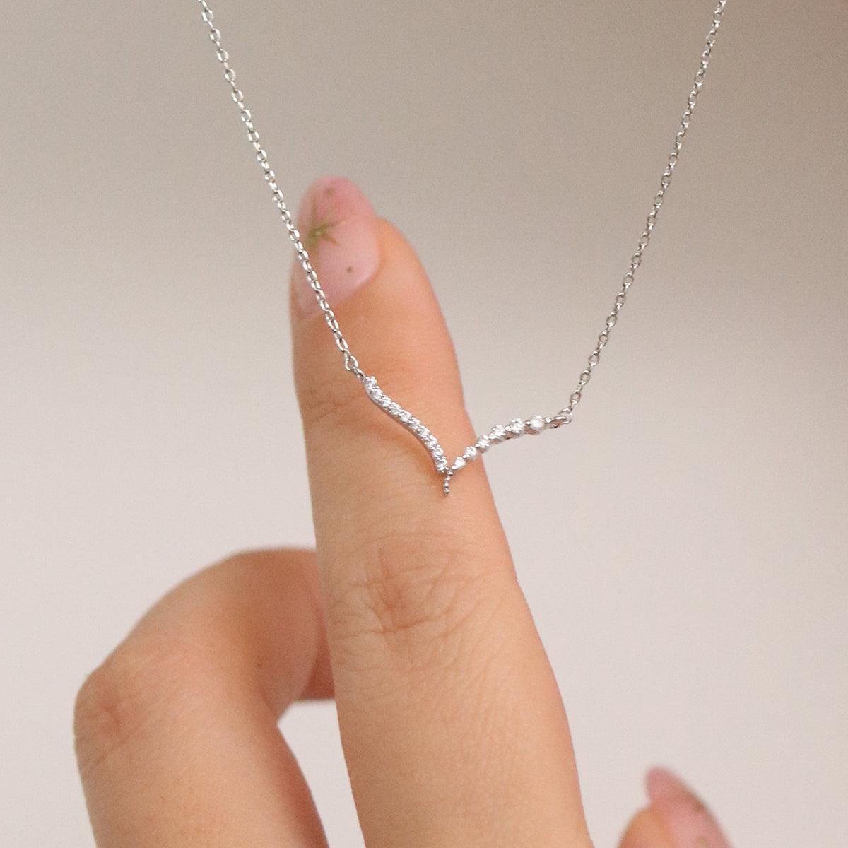 V-shape cubic necklace-2