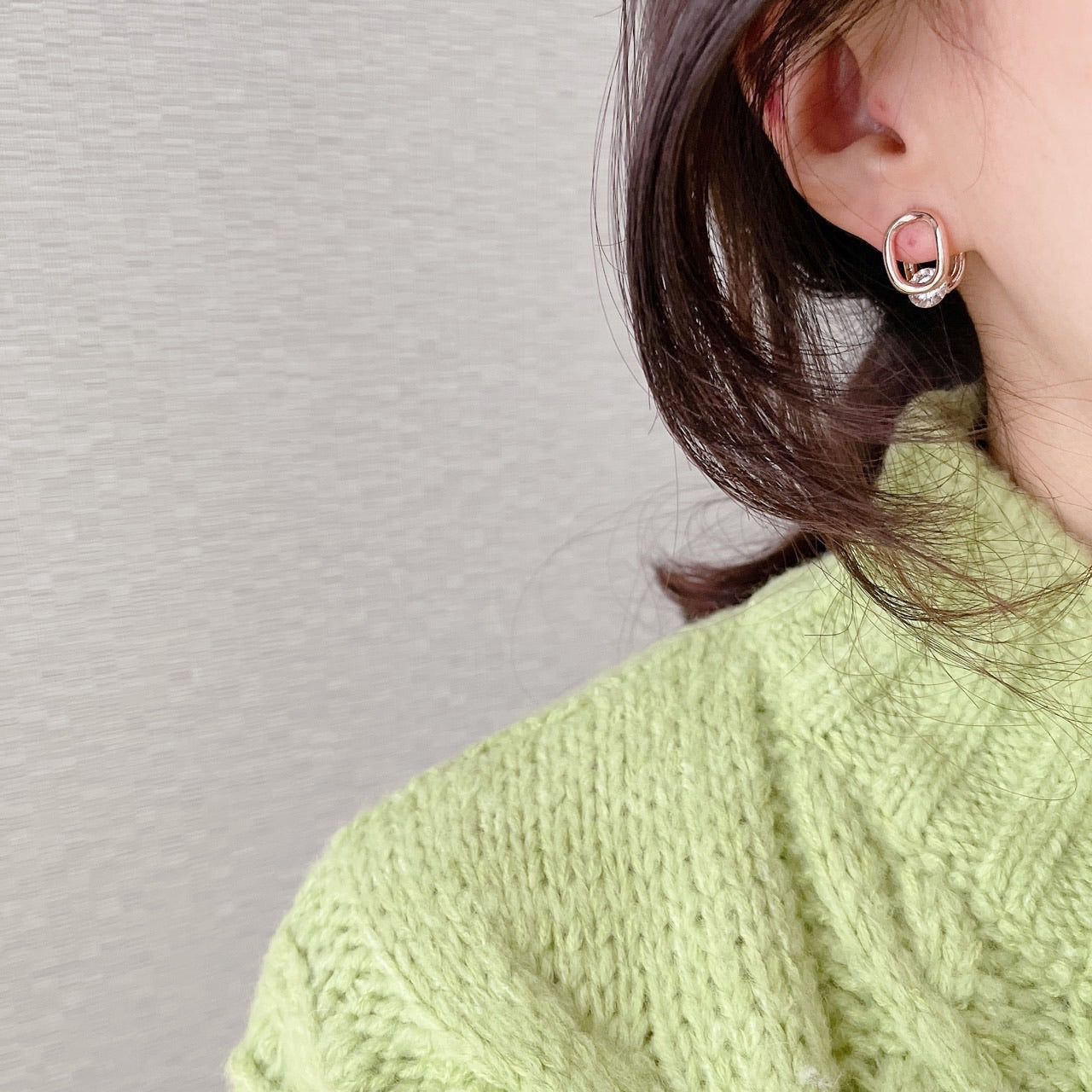 Cubic oval huggie earrings-3