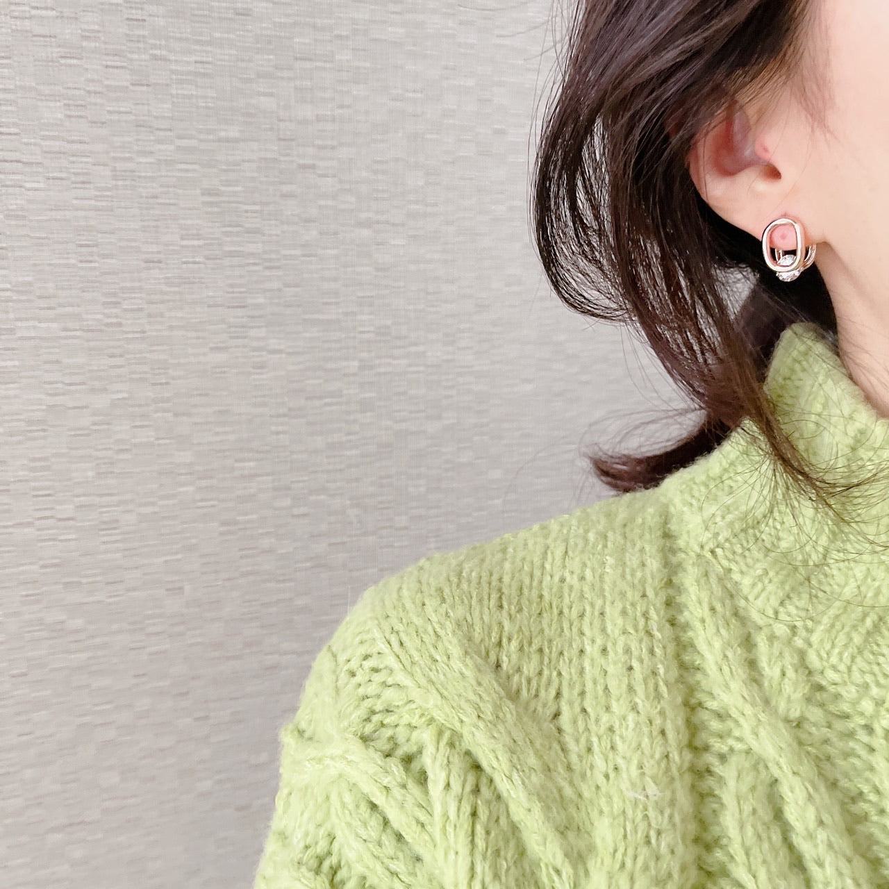 Cubic oval huggie earrings-4
