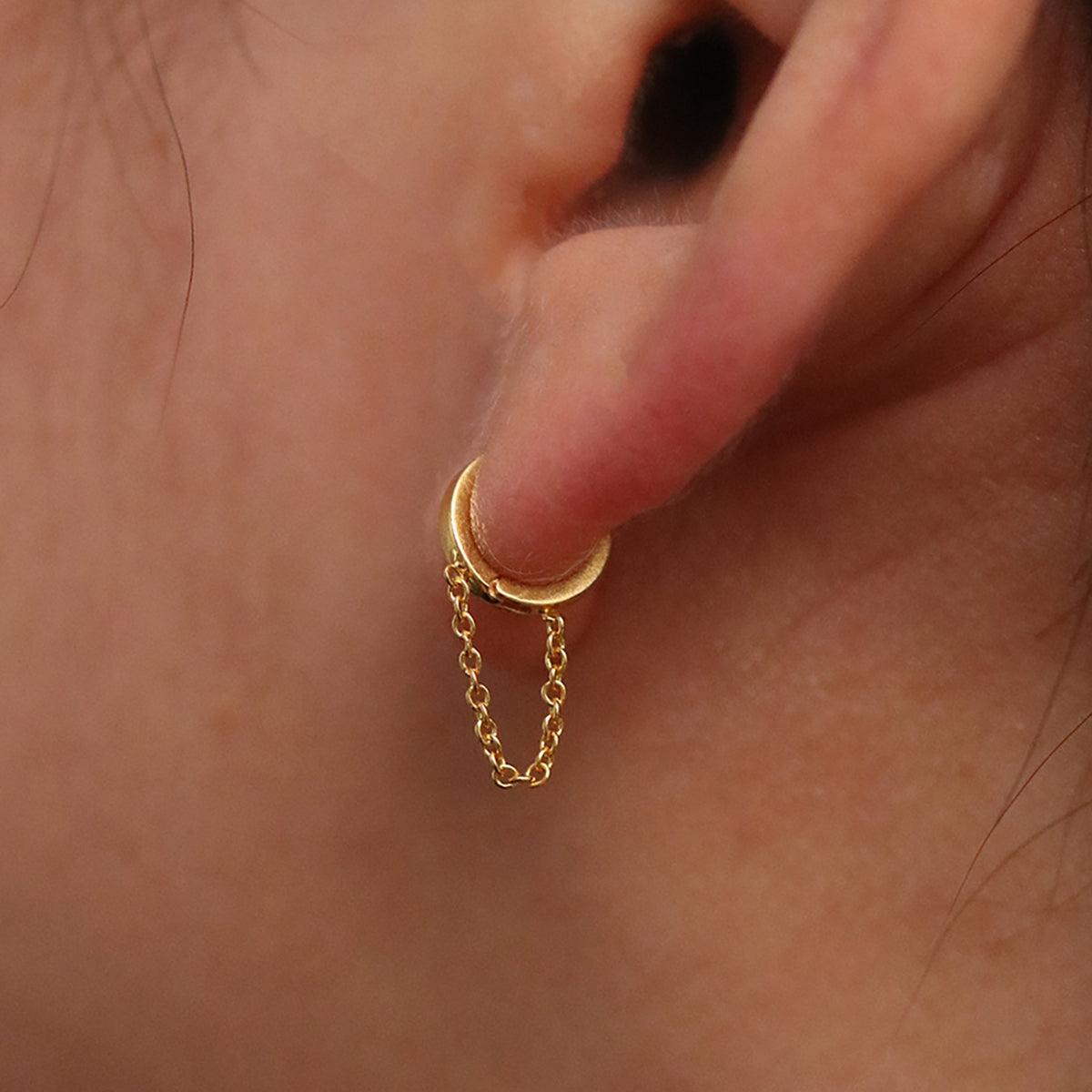 Chain drop huggie earring-2