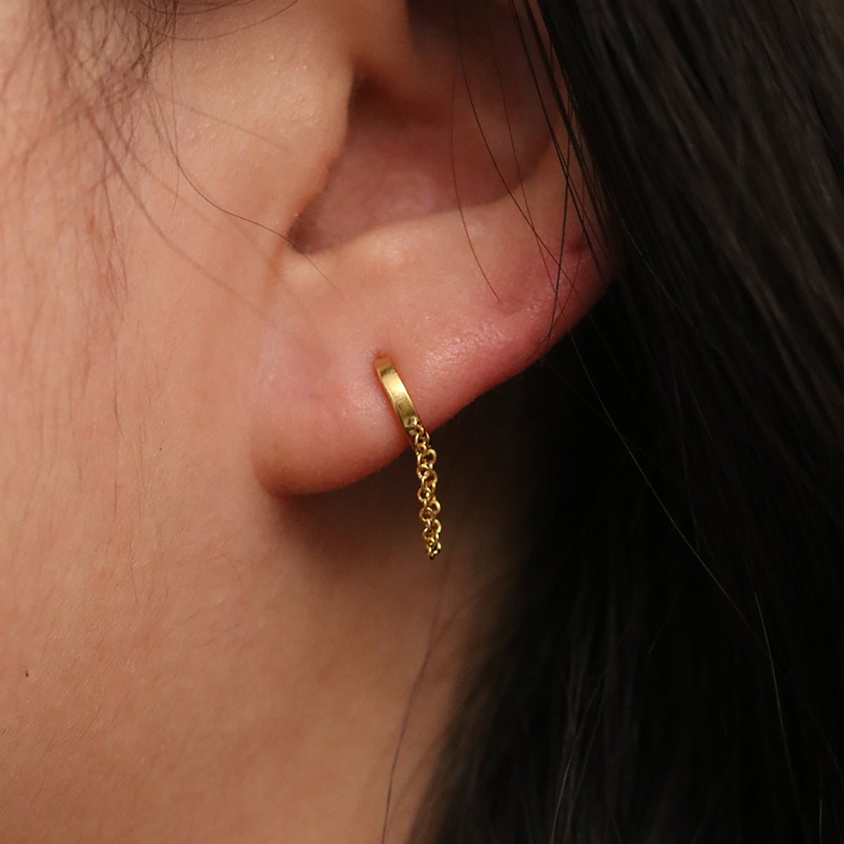 Chain drop huggie earring-3