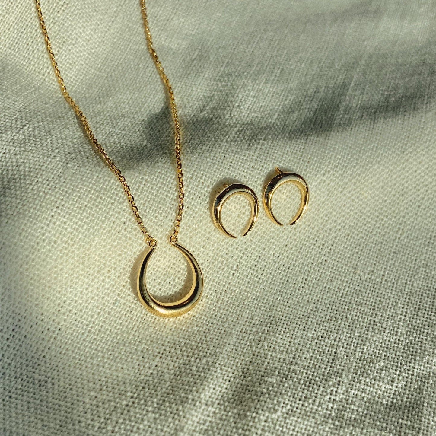 Horseshoe style necklace-2