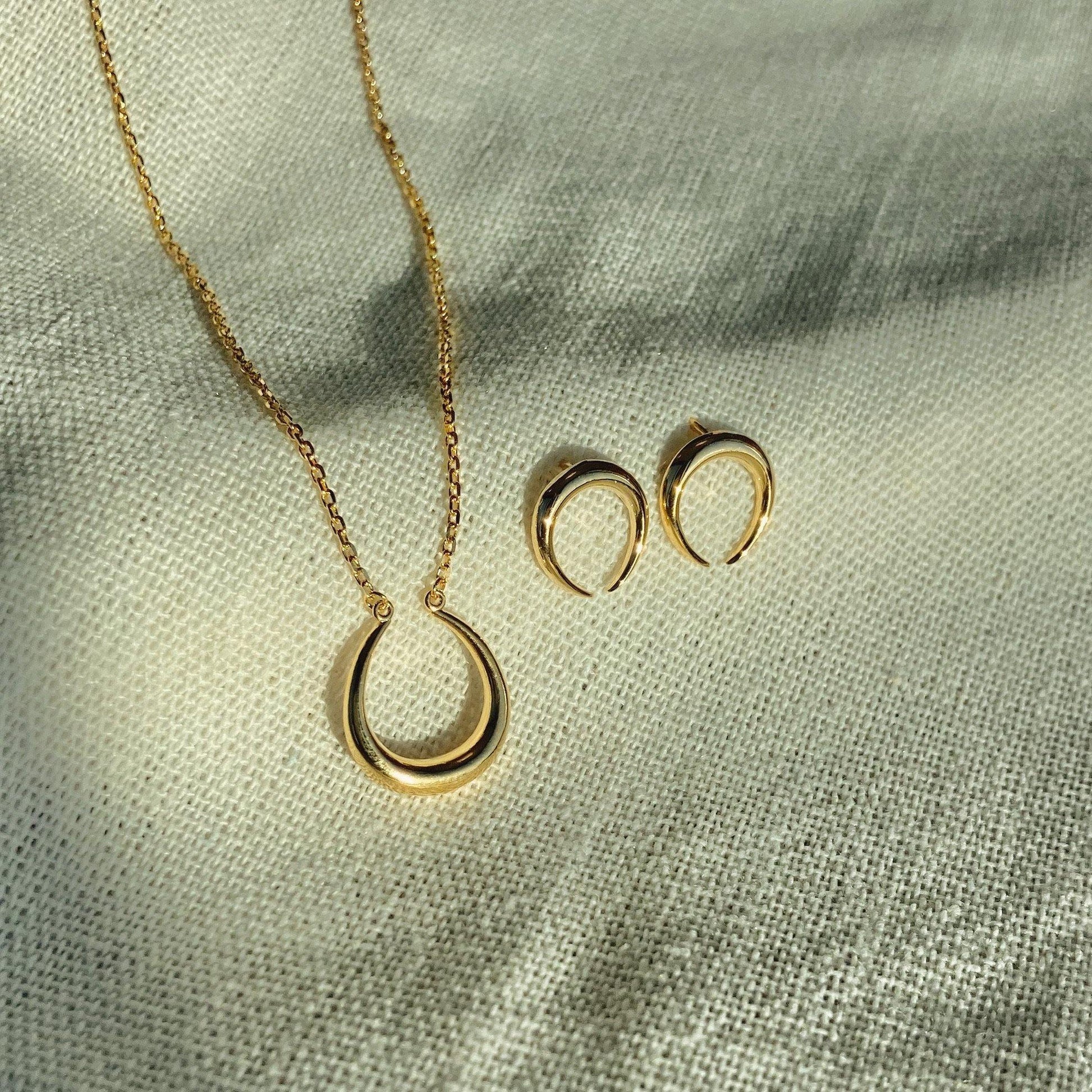Horseshoe style necklace-2
