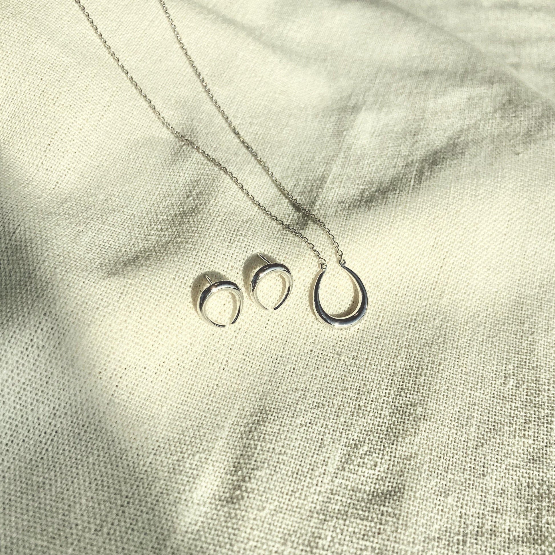 Horseshoe style necklace-1