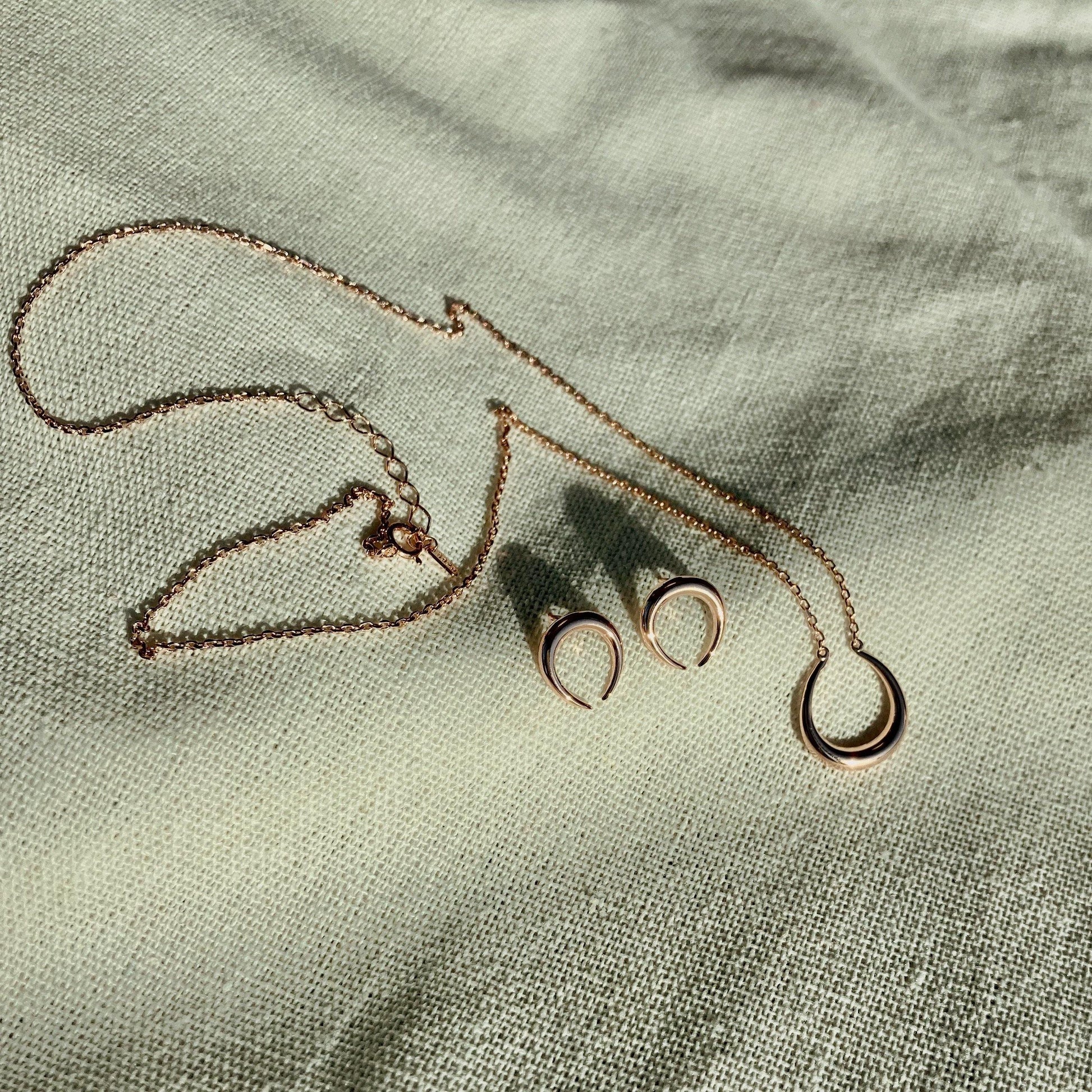 Horseshoe style necklace-3